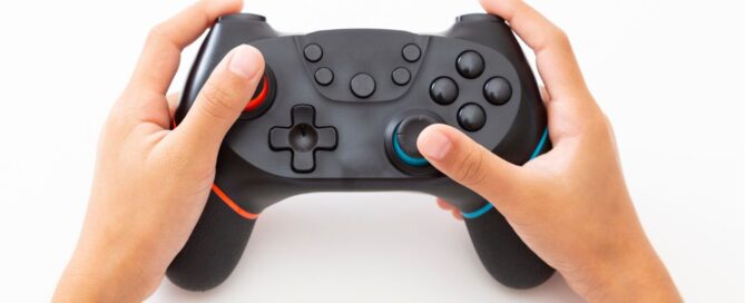 Mani che tengono un controller, metafora del controllo e della gestione della conversazione durante una call in inglese.