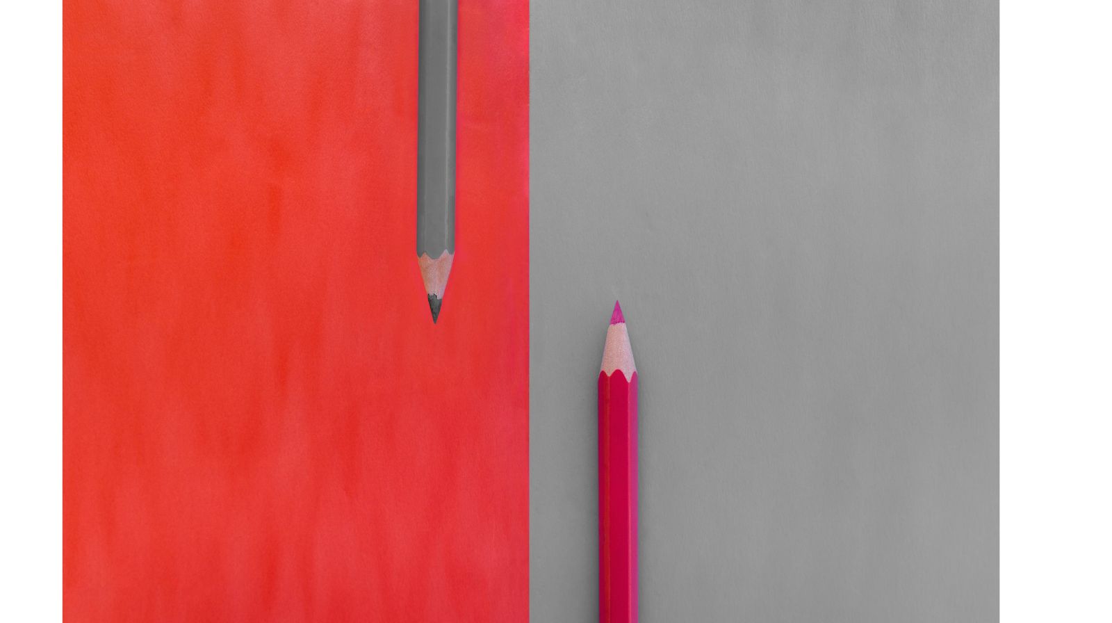 Due matite su sfondo diviso rosso e grigio, simbolo di esprimere disaccordo durante una call in inglese.
