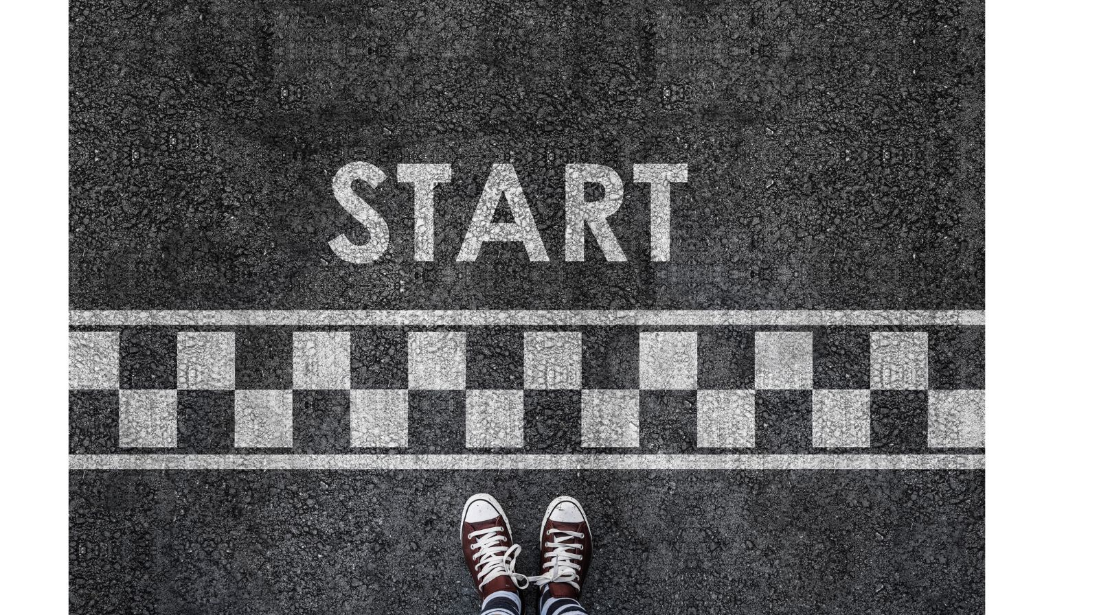 Persona davanti a una linea di partenza con scritta START, metafora di preparare le frasi di apertura per una call in inglese.