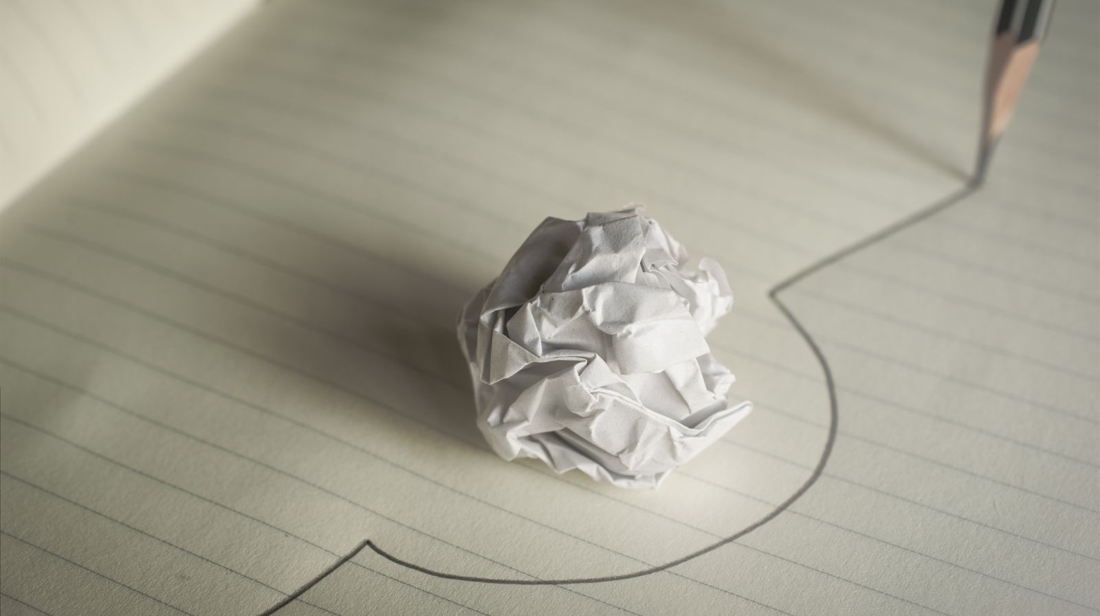 Foglio con scarabocchio e linea confusa, rappresentazione visiva degli errori comuni nello small talk in ambito lavorativo