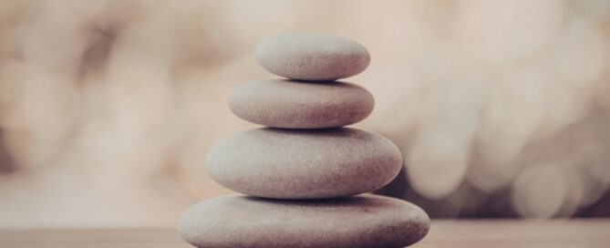 Pietre in equilibrio una sopra l’altra, metafora dell’equilibrio nelle fasi delicate di una negoziazione in inglese