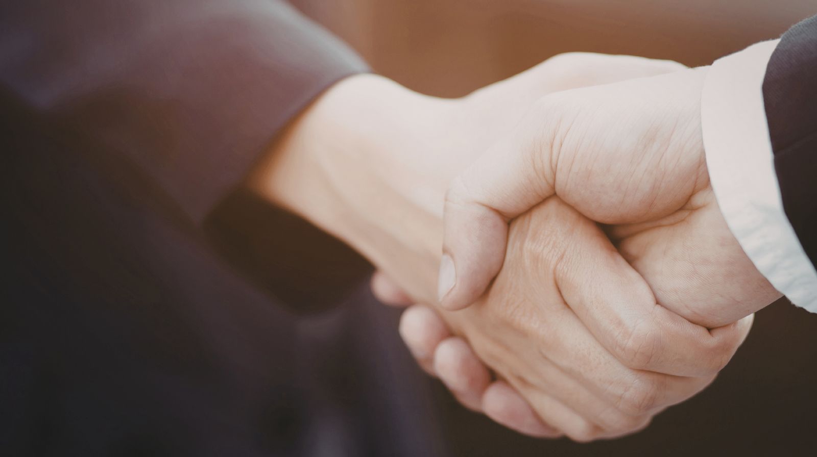 Stretta di mano tra due professionisti, simbolo di accordo e chiusura efficace di una negoziazione