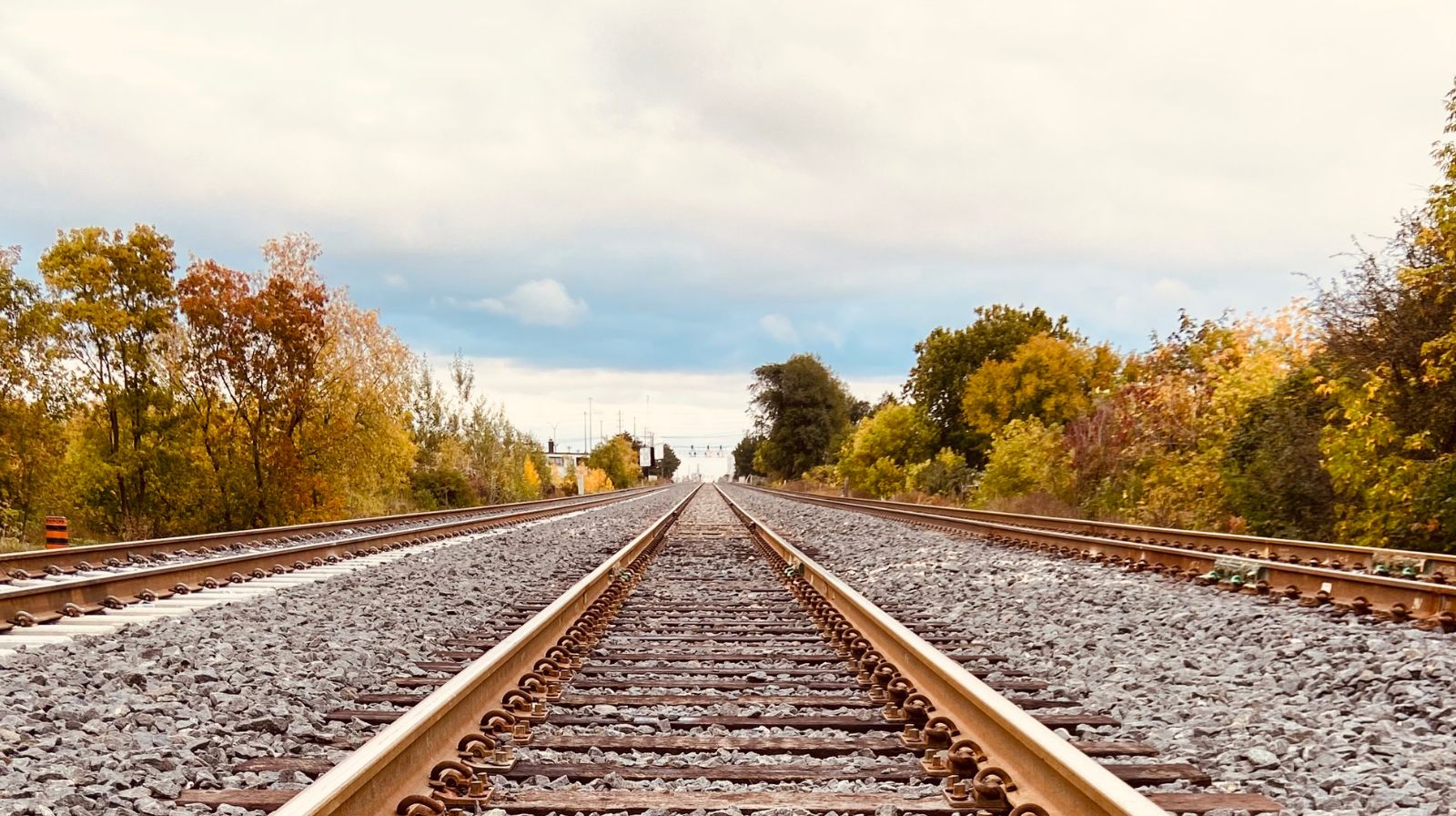 Binari ferroviari che si estendono in prospettiva, metafora del riportare la conversazione su un percorso chiaro e strutturato