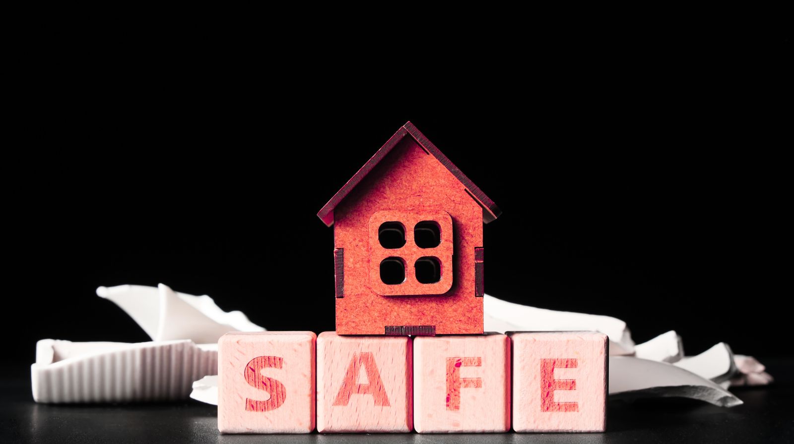 Casa con scritta “safe”, rappresentazione di un ambiente sicuro e inclusivo per la comunicazione in riunione
