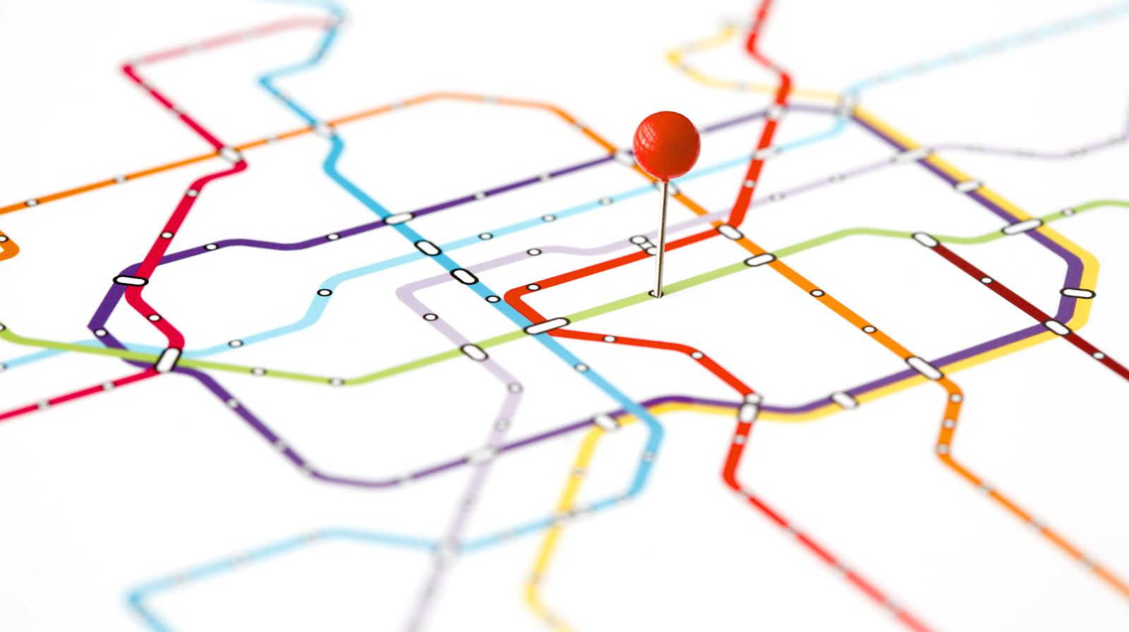 Mappa stilizzata con percorsi colorati e un punto evidenziato, simbolo della logica direzionale dei phrasal verbs e della capacità di orientarsi nel significato.