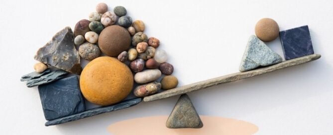 Concetto visivo di team ibrido internazionale con squilibrio tra contributi e comunicazione in inglese, focus sul rischio di decisioni distorte