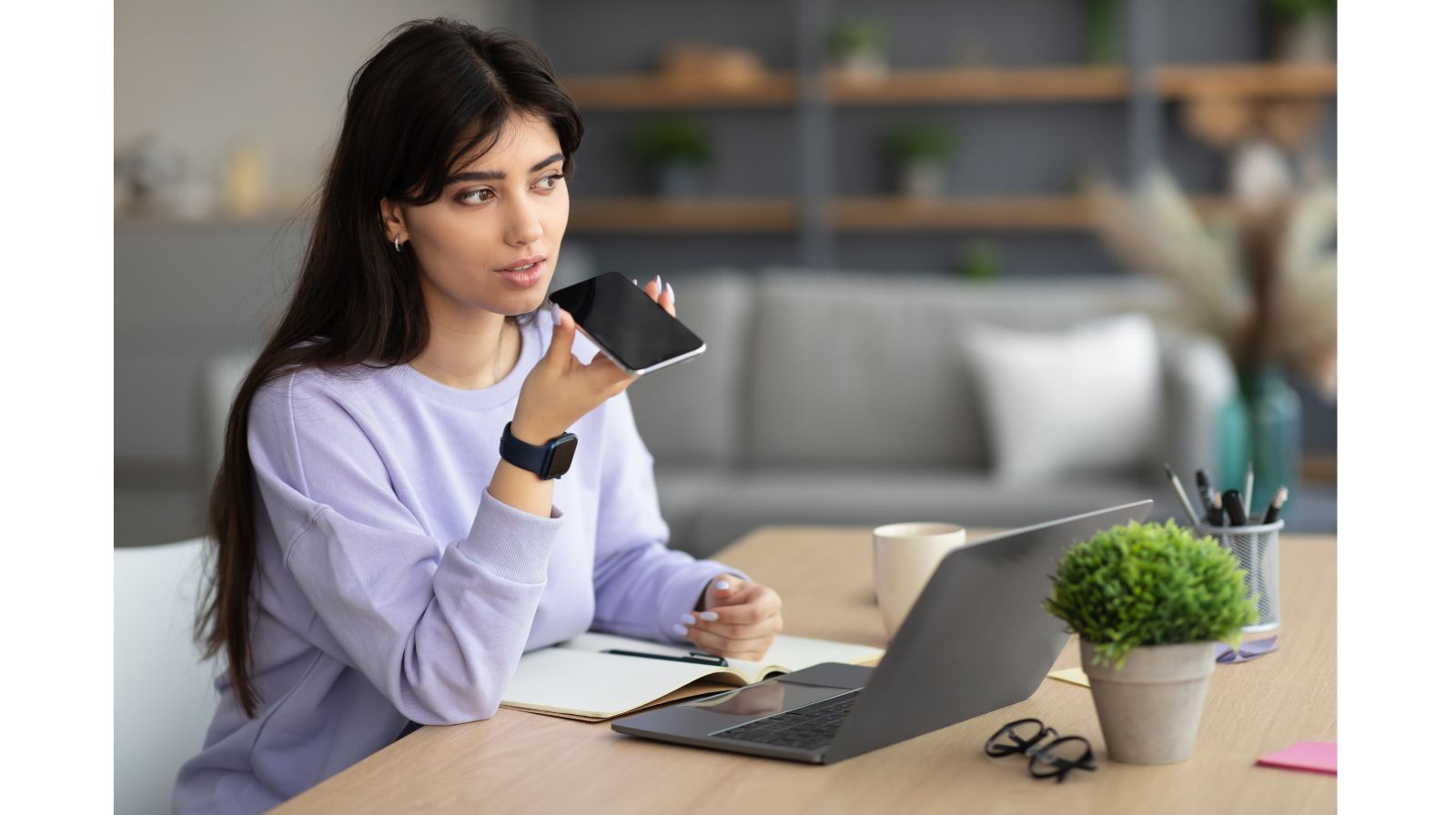 Professionista che registra un messaggio vocale come esercizio di speaking in inglese senza pressione