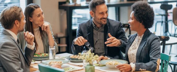 Colleghi a cena durante una trasferta di lavoro: lo small talk nel Business English fuori dalla sala riunioni.