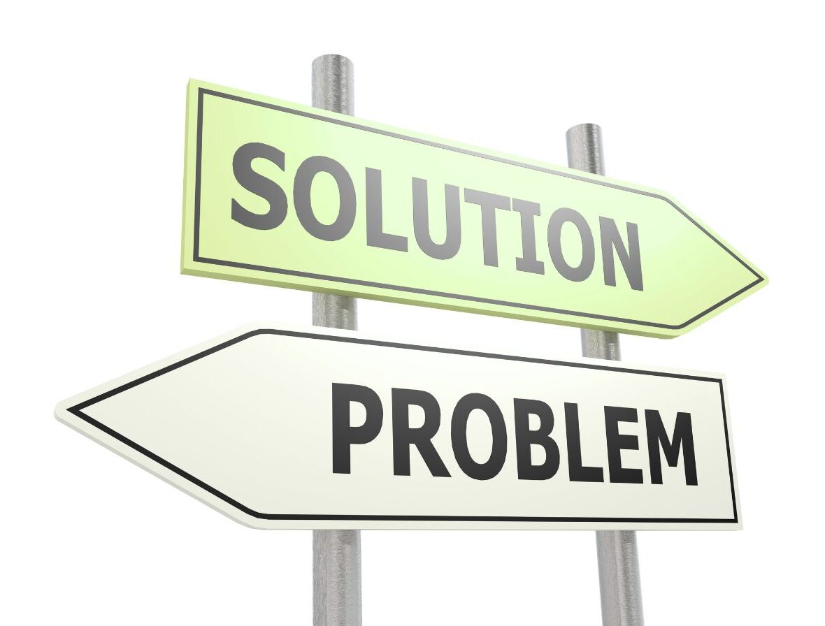 Cartelli stradali direzionali con le scritte Solution verso destra e Problem verso sinistra, a indicare la risoluzione di un problema in un contesto aziendale.