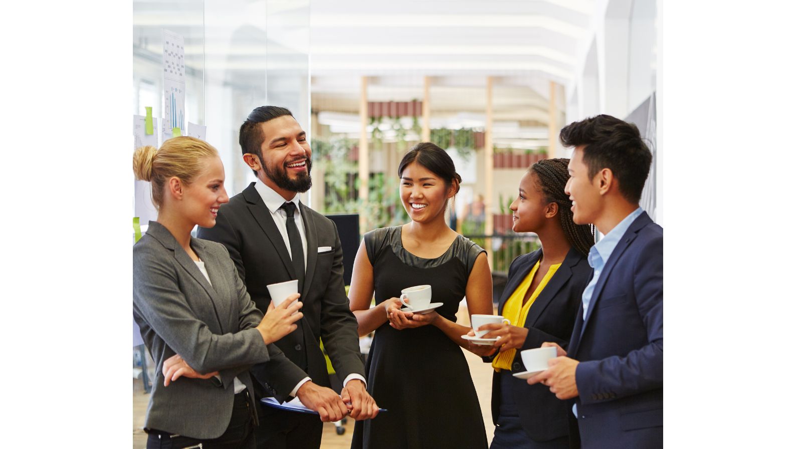 Gruppo di professionisti che conversa durante un evento di networking, esempio di small talk in inglese in contesto lavorativo.