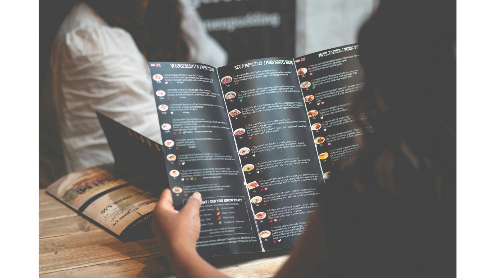 Menu di un ristorante: leggere menu, cartelli e avvisi è un modo efficace per allenare l'inglese in vacanza.
