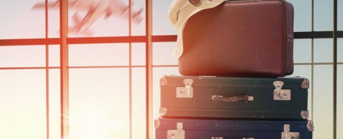 Holiday English: valigia in aeroporto, immagine di copertina dell'articolo su come allenare l'inglese in vacanza senza studiare.