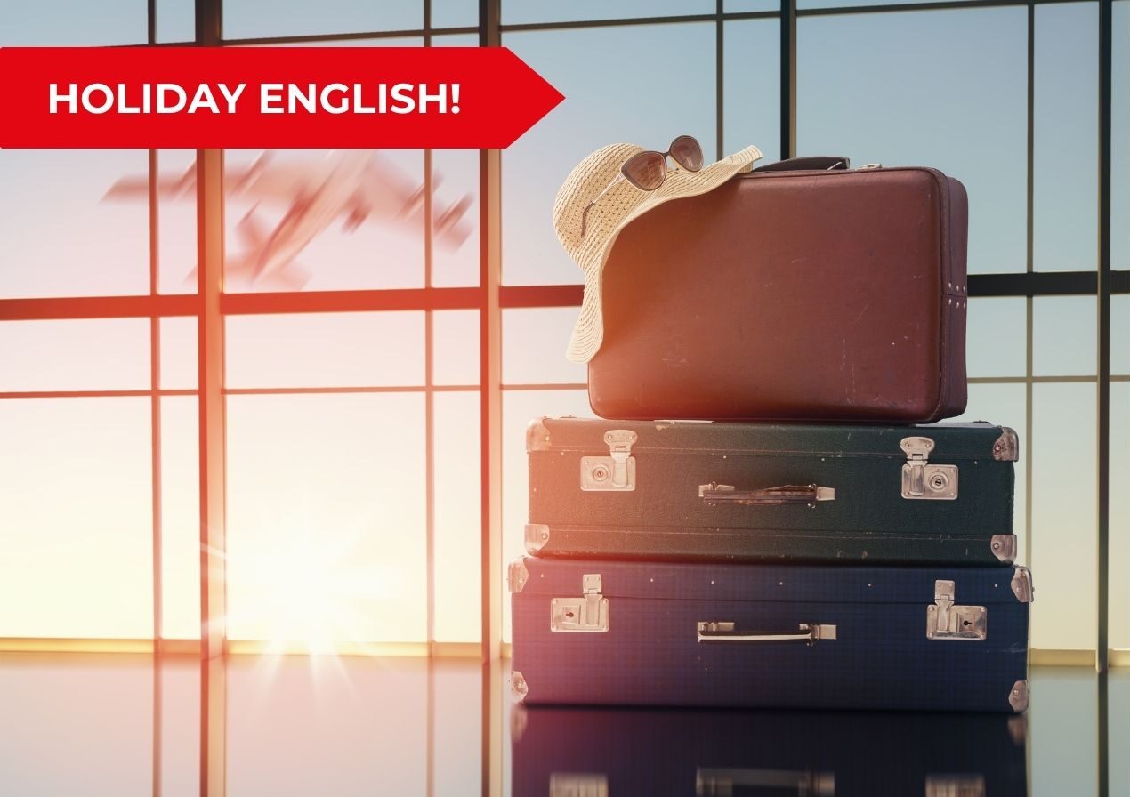 Holiday English: valigia in aeroporto, immagine di copertina dell'articolo su come allenare l'inglese in vacanza senza studiare.
