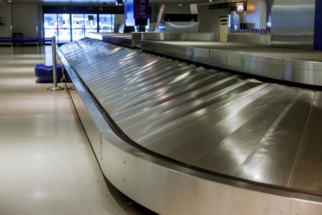 Nastro trasportatore per il ritiro bagagli vuoto in aeroporto, inserito nella sezione sui consigli di Holiday English per valigie smarrite.