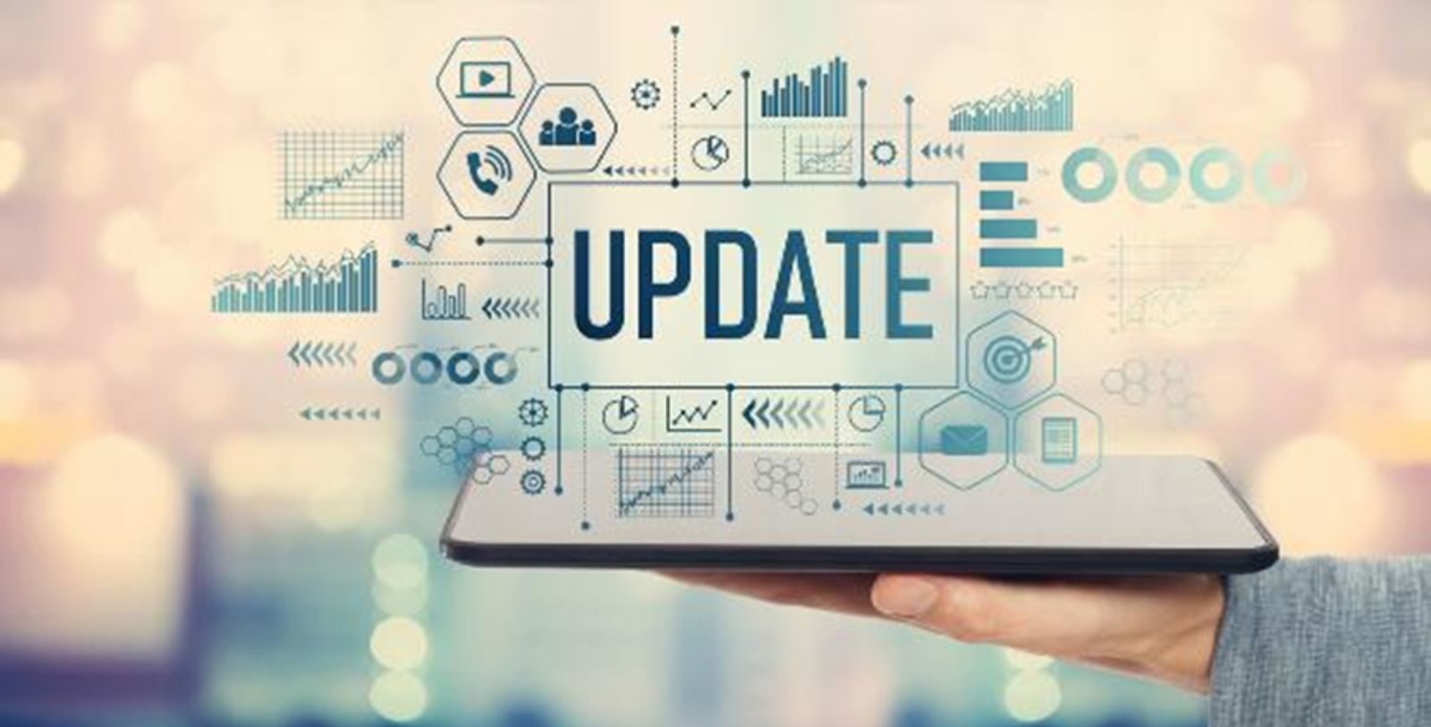 Mano che regge un tablet con icone digitali e la scritta Update per indicare l'aggiornamento delle competenze professionali.